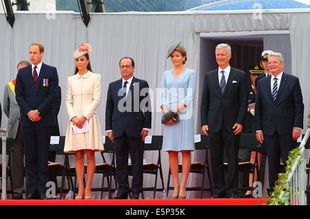 Lüttich, Belgien. 4. August 2014. Britische Prinz William, britischer Duchess of Cambridge Catherine, französische Präsident Francois Hollande, belgische Königin Mathilde, belgische König Philippe Bundespräsident Joachim Gauck (von L bis R) an eine Zeremonie anlässlich der 100. Jahrestag des Ausbruchs des ersten Weltkrieges in Lüttich, Belgien, 4. August 2014 teilnehmen. Bildnachweis: Gong Bing/Xinhua/Alamy Live-Nachrichten Stockfoto