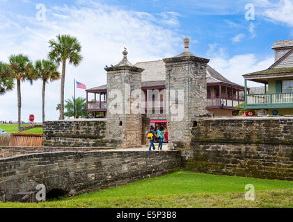 Das alte Stadttor zum St George Street in der Innenstadt von St. Augustine, Florida, USA Stockfoto