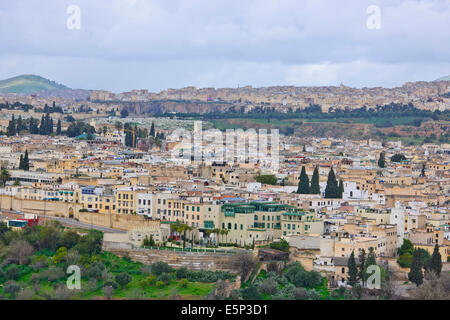 Skyline der Stadt Fez nach Ost und West, Souk, umgebenden Hügeln, Stadtmauern, jüdischer Friedhof, Moscheen, Minarette, ehemalige Hauptstadt, Marokko Stockfoto