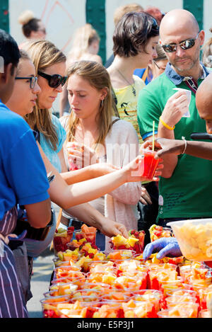 Frucht-Cocktails und frische Säfte zum Verkauf zu einem Straßenmarkt Stockfoto