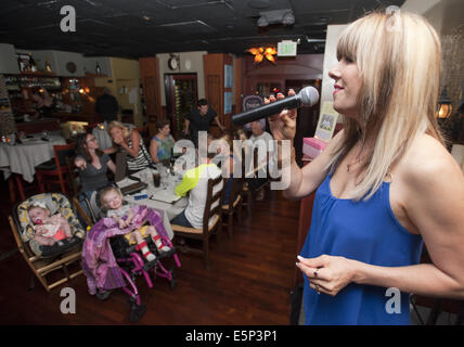 San Clemente, Kalifornien, USA. 3. August 2014. Professionelle Sängerin spielte Lizann Warner auf der Bühne der Zona am Sonntag evening.db.jpg--03.08.14--Foto von DAVID BRO, Beitrag David Bro---spinale muskulöse Atrophie (SMA) ist eine degenerative genetische Erkrankung bei Kindern in der Regel frühzeitig erkannt. Jo Anna und Derek Sommerville, San Clemente, haben zwei Töchter, Riley, 2 und 1 und diagnostizierten Bailey mit Typ1 SMA. Die Sommervilles besuchte eine Spendenaktion in Zonas Italienisch Restaurant & Bar am Sonntagabend als Freunde, sammeln Familie und lokale Bewohner Stockfoto