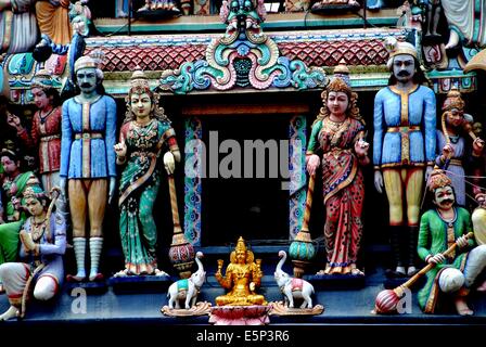 Singapur: Figuren schmücken die Sikhara Eingangsturm an der 1827 Sri Mariamman Hindu-Tempel in Chinatown Stockfoto