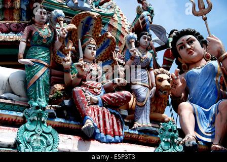 Singapur: Eine Gruppe von Göttinnen auf die Dachlinie des 1827 Sri Mariamman Hindu-Tempel in Chinatown Stockfoto