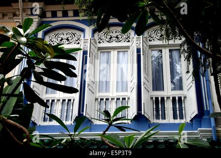 Singapur: Schöne große Fenster mit weißen louvered Fensterläden und reich verzierten Tiefenbilder Panels auf eine Peranakan nach Hause auf Emerald Hill Stockfoto