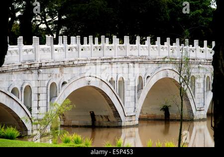 Singapur: Eine anmutige Marmor Brücke überspannt die Lagune verbindet die chinesische und japanische Gärten Stockfoto