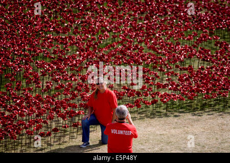 London, UK. 4. August 2014. Anlässlich der Hundertjahrfeier der Beginn des ersten Weltkrieges (WW1) im Jahr 1914, Keramik Mohnblumen des Künstlers Paul Cummins, erstellen Sie einen Fluss von Blut Emergng aus einer Ecke des Tower of London. Verbleibenden Platz bis zum Zeitpunkt des Waffenstillstandes am 11. November. Auf der ganzen Welt, Gedenkveranstaltungen für diesen historischen Konflikt, die Nationen der Welt betroffen sah London viele solche Gesten an die Millionen getötet in Aktion zu Beginn des 20. Jahrhunderts zu erinnern. Bildnachweis: Richard Baker / Alamy Live News. Stockfoto