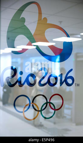 Rio De Janeiro, Brasilien. 4. August 2014. Das Logo der Olympischen Spiele in Rio2016 spiegelt sich in einem Fenster auf einer Pressekonferenz zwei Jahre vor den Olympischen Spielen, 04. August 2014 in Rio De Janeiro, Brasilien. Bildnachweis: Dpa picture Alliance/Alamy Live News Stockfoto