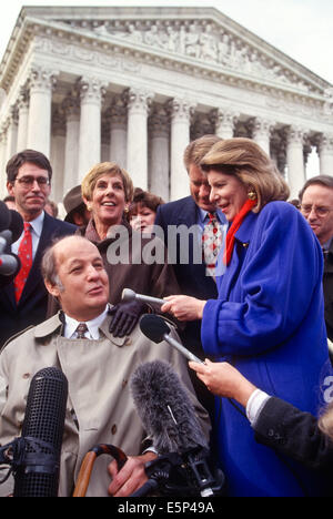 UNS. 4. August 2014. Datei-PIX: Ehemalige weiße Haus Pressesekretär James Brady, der bei dem Attentat 1981 von Präsident Ronald Reagan verwundet wurde, ist gestorben. Er war 73. Brady war links deaktiviert bei den Dreharbeiten und fuhr fort, ein ausgesprochener Verfechter für Waffenkontrolle Reform werden. Bild: 3. Dezember 1996 - Washington, District Of Columbia, USA - ehemalige weiße Haus-Pressesekretär JAMES BRADY spricht mit den Medien außerhalb der Supreme Court nach einer Anhörung, die Brady Waffenkontrolle Gesetz zu diskutieren. Bildnachweis: ZUMA Press, Inc./Alamy Live-Nachrichten Stockfoto