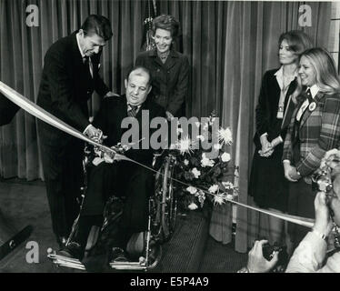 UNS. 4. August 2014. Datei-PIX: Ehemalige weiße Haus Pressesekretär James Brady, der bei dem Attentat 1981 von Präsident Ronald Reagan verwundet wurde, ist gestorben. Er war 73. Brady war links deaktiviert bei den Dreharbeiten und fuhr fort, ein ausgesprochener Verfechter für Waffenkontrolle Reform werden. Im Bild: 11. November 1981 - Press Room Hingabe. Weiße Haus drücken Sie Sekretärin JAMES BRADY (rechts, im Rollstuhl) und Präsident und Frau Nancy Reagan Band in die neue White House Press Room durchschneiden wie es geweiht wurde. Bildnachweis: ZUMA Press, Inc./Alamy Live-Nachrichten Stockfoto