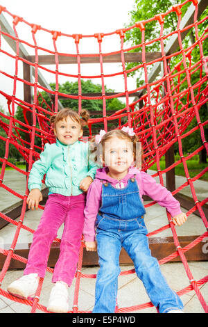 Zwei charmante Mädchen auf Spielplatz Stockfoto