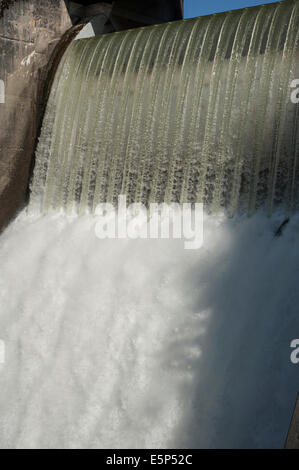 Capilano See Wasser fließt aus dem Cleveland Damm befindet sich in North Vancouver, British Columbia Stockfoto