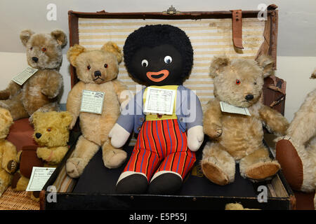 Vintage Teddybären und Golly zum Verkauf an Bären auf dem Platz an Ironbridge Uk Stockfoto