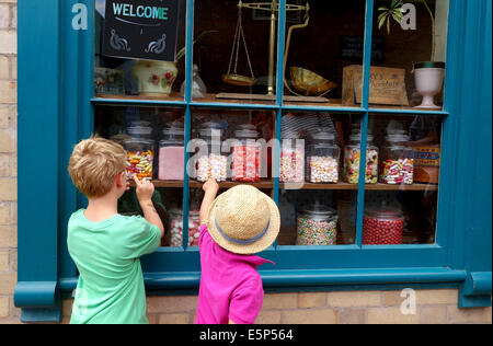 Kinder wählen Süßigkeiten süß shop Fenster Blists Hill viktorianischen Stadt Uk Stockfoto