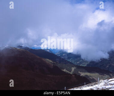 Dramatische wirbelt der Cloud Nebel und Schnee auf der Schmittenhöhe & umliegenden Bergen oberhalb von Zell am sehen Salzburgerland Österreich Stockfoto