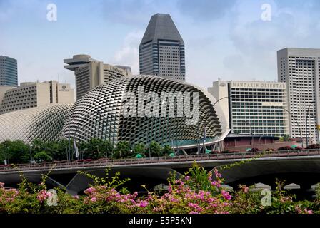 Singapur: Die einzigartige Theater an der Bucht (bezeichnet als "Durian" und 1994-97 Esplanade Bridge Stockfoto