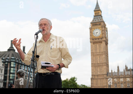 Parliament Square, London, UK. 4. August 2014. Die Kampagne "No Glory in War" eine Veranstaltung in Parliament Square, London, zum Gedenken an die 15 Millionen im ersten Weltkrieg, darunter fast 1 Million britische Soldaten getötet. Die Aktivisten befürworten, dass das beste, was, das die gefallenen Toten gedacht werden können ist, durch die Schaffung einer Welt, in denen kein Krieg mehr. Im Bild: JEREMY CORBYN MP. Bildnachweis: Lee Thomas/Alamy Live-Nachrichten Stockfoto