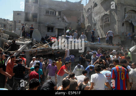 Gaza-Stadt, Gazastreifen, Palästinensische Gebiete. 4. August 2014. Palästinenser Graben durch die Trümmer eines Gebäudes auf der Suche nach Einrichtungen, nach was die Polizei sagte einem israelischen Luftangriff im Flüchtlingslager Shati (Strand) in Gaza-Stadt 4. August 2014 war. Ein siebenstündige Waffenstillstand unter dem Israel einseitig Feuer in die meisten des Gaza-Streifens halten würde trat in Kraft am Montag und Palästinenser sofort warf Israel vor Bruch des Waffenstillstands durch Bombenangriffe ein Haus in Gaza-Stadt. Bildnachweis: ZUMA Press, Inc./Alamy Live-Nachrichten Stockfoto