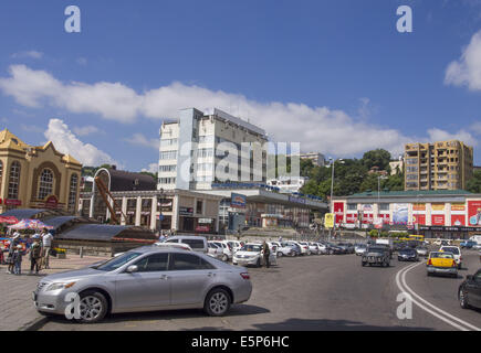 30. Juli 2014 - ist Zheleznovodsk eine Stadt in Stavropol Krai, Rußland. Zheleznovodsk, zusammen mit Pjatigorsk, Yessentuki, Kislowodsk und Mineralnye Vody, ist ein Teil des Kaukasus Mineralwasser, einem renommierten russischen Kurort. Die Wirtschaft dreht sich um Sanatorien, wo Dutzende von Tausenden von Menschen aus ganz Russland und ehemalige Sowjetrepubliken Jahr kommen-rund um Urlaub und Ruhe, und zu verhindern sowie zahlreiche Magen, Niere und Leber-Erkrankungen zu behandeln. Dutzende von Thermen betreiben im russischen Kaukasus Region, Nutzung der Mineralquellen in der Gegend, und anscheinend Kolon trea Stockfoto