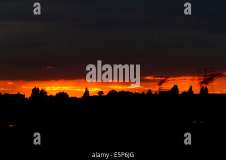 Wimbledon London, UK. 4. August 2014. UK-Wetter: Sky wird Orange während einer dramatischen Sonnenuntergang über London Credit: Amer Ghazzal/Alamy Live-Nachrichten Stockfoto