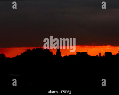 Wimbledon London, UK. 4. August 2014. UK Wetter: Sky dreht eine dramatische orange Farbe während eines Sonnenuntergangs über London Credit: Amer Ghazzal/Alamy Live-Nachrichten Stockfoto