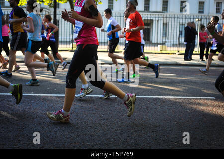 Menschen laufen 2013 Royal Parks Halbmarathon in London, UK Stockfoto