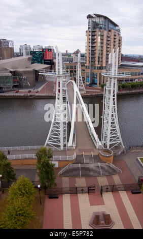 Millennium Bridge in Salford Quays, Manchester, mit der Lowry Theatre und Wohnungen und Bürogebäuden im Hintergrund. Stockfoto