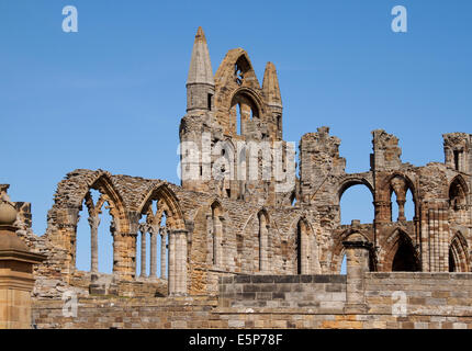 Blick auf Whitby Abtei mit einem blauen Himmel, die die Wirkung der Verwitterung im Laufe der Zeit auf dem Stein. Stockfoto