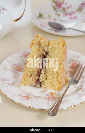 Victoria Schwammkuchen und Tee am Nachmittag auf Vintage floral china Stockfoto