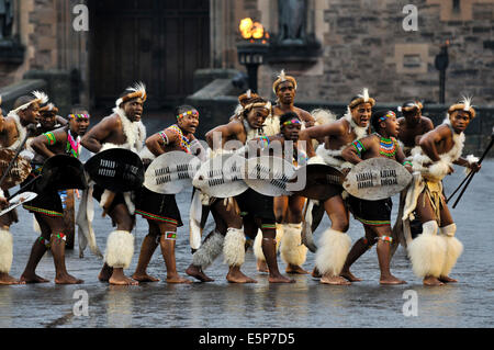 Edinburgh, Schottland. 2. August 2014. Das Royal Edinburgh Military Tattoo findet auf dem Vorplatz der Welt berühmte E Stockfoto