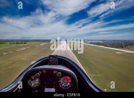 Cockpit-Ansicht der ein Segelflugzeug-Landung auf der Landebahn des Flughafens Stockfoto