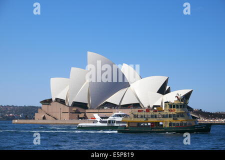 Sydney-Fähre vorbei an Oper von Sydney, new-South.Wales, Australien Stockfoto