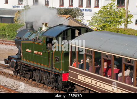 Eine Great Western-Dampflok fährt Kingswear Station South Devon Railway, Kingswear. Stockfoto