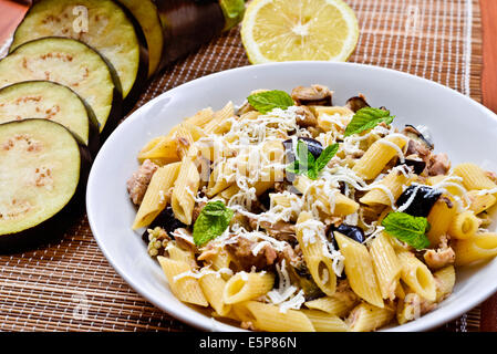 Pasta mit Auberginen, Thunfisch, Minze und Ricotta Salata. Rezept der italienischen Küche Stockfoto