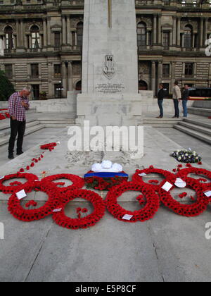 George Square, Glasgow, Schottland, Großbritannien. 4. August 2014. Commonwealth-Führer legen Kränze am Ehrenmal im Rahmen von Veranstaltungen zu Beginn des 1. Weltkrieges 100 Jahren zu gedenken. Bildnachweis: ALAN OLIVER/Alamy Live-Nachrichten Stockfoto