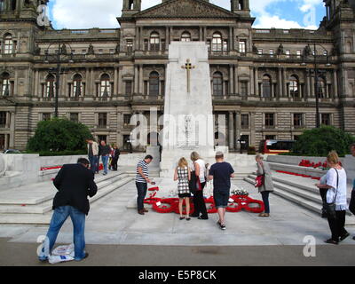 George Square, Glasgow, Schottland, Großbritannien. 4. August 2014. Commonwealth-Führer legen Kränze am Ehrenmal im Rahmen von Veranstaltungen zu Beginn des 1. Weltkrieges 100 Jahren zu gedenken. Bildnachweis: ALAN OLIVER/Alamy Live-Nachrichten Stockfoto