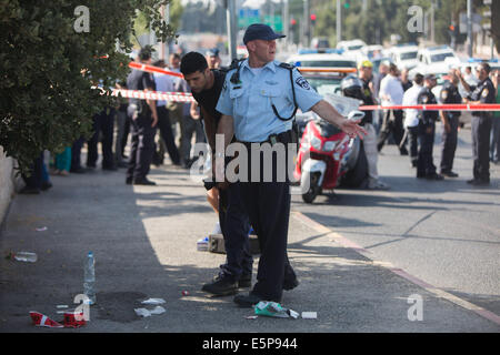 Jerusalem. 4. August 2014. Israelische Sicherheitskräfte sehen die Szene, wo ein Mann reitet auf einem Motorrad Feuer auf die Soldaten sitzen in einem per Anhalter Bahnhof in der Nähe von der Hebrew University of Jerusalem Mount Scopus-Campus, am 4. August 2014 eröffnet. Ein israelischer Soldat wurde geschossen und schwer verletzt am Montag in möglichen nationalistisch motivierten Angriffen in Israel Jerusalem, erzählte der lokalen Polizei Xinhua. Bildnachweis: JINI/Xinhua/Alamy Live-Nachrichten Stockfoto