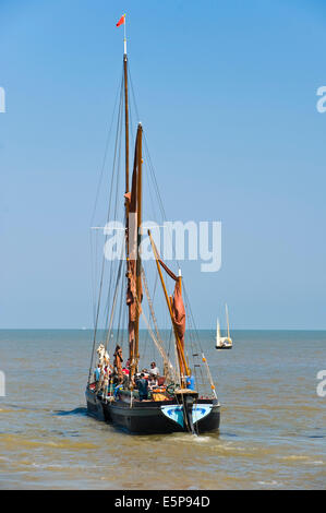 Thames Schiff Segeln Anzeige während Whitstable Oyster Festival Kent England UK Stockfoto