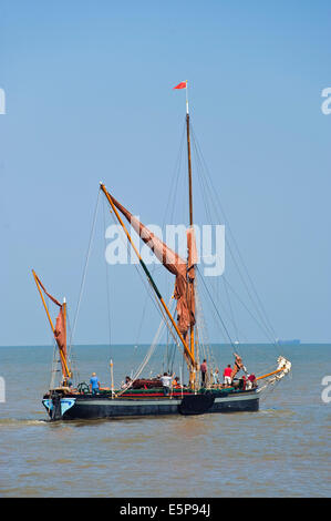 Thames Schiff Segeln Anzeige während Whitstable Oyster Festival Kent England UK Stockfoto