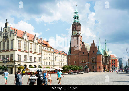 Touristen besuchen die alten Marktplatz und die gotische Rathaus. Stockfoto