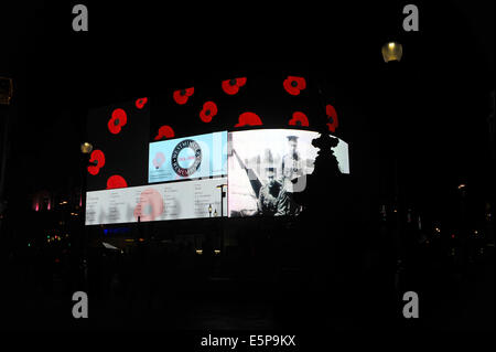 London, UK. 4. August 2014. Picadilly des berühmten Werbeschilder Hommage an die gefallenen Soldaten im 1. Weltkrieg Credit: JOHNNY ARMSTEAD/Alamy Live News Stockfoto