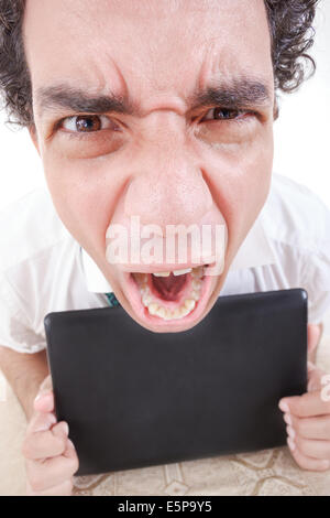 Bild der Hoffnungslosigkeit, verärgert und müde Geschäftsmann Arbeit während der Verzweiflung Holding und umarmende Laptop lustig Nahaufnahme Stockfoto