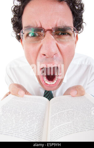 Nahaufnahme von wütenden Nerd in Hemd und Krawatte mit Brille hält offenes Buch, lustiges Bild Stockfoto