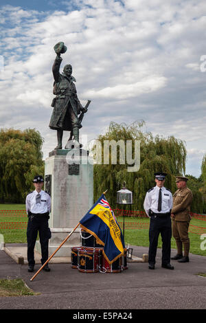 Großbritannien, London, Twickenham, Radnor Gärten, 4. August 2014. Eine Mahnwache zum Gedenken an die Erklärung des Krieges fand statt. Polizisten flankieren das Kriegerdenkmal, das ewige Feuer und der Standard der Royal British Legion.  Die Öffentlichkeit wurden eingeladen, einen Sonnenuntergang Gedenkgottesdienst durchgeführt von Vater David Loftus MBE. Bildnachweis: Eden Breitz/Alamy Live-Nachrichten Stockfoto