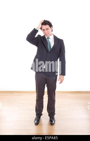 Frustriert und deprimiert Geschäftsmann mit Kopfschmerzen, hielt seinen Kopf mit der hand Stockfoto