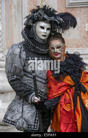 Aufwendige Schwarz & Silber kostümierter Mann mit spanischen Senorita vor San Zaccaria Kirche während des Karnevals in Venedig. Stockfoto