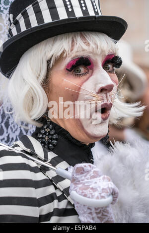 Frau in Schwarz-weiß gestreiften Kostüm- und cat face Make-up in San Zaccaria square während des Karnevals in Venedig. Stockfoto