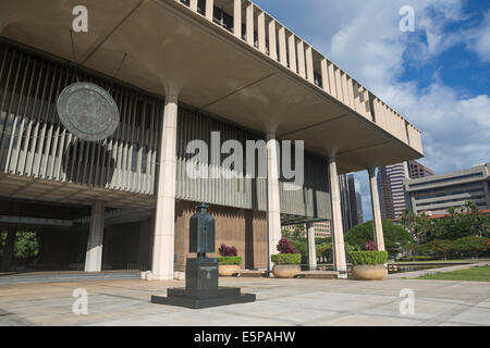 Ein Blick auf den Eingang und die Saint Damien-Statue an der Hawaii State Capitol Building in Honolulu, Oahu Stockfoto