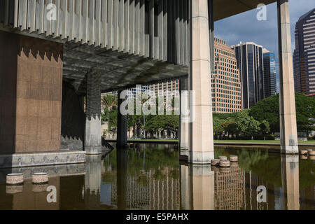 Ein Blick auf den Pool der Reflexion um das Hawaii State Capitol Building in Honolulu, Oahu Stockfoto