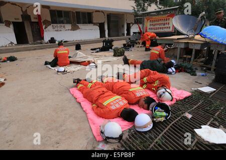 Ludian, der chinesischen Provinz Yunnan. 5. August 2014. Retter in Longtoushan Stadt Ludian County, der südwestlichen chinesischen Provinz Yunnan, 5. August 2014 ruhen. Mindestens 398 Menschen sind getötet worden, nachdem eine Erdbeben der Stärke 6,5 die Provinz Sonntagnachmittag rasselte. Bildnachweis: Xing Guangli/Xinhua/Alamy Live-Nachrichten Stockfoto