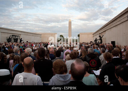 Alrewas, Staffordshire, UK. 4. August 2014. National Memorial Arboretum, Alrewas, Staffordshire. Menschenmassen am Armed Forces Memorial während der Service- und Candlelight Vigil anlässlich die Hundertjahrfeier des Beginns des 1. Weltkrieges, der große Krieg und gefallene zu Ehren. Bildnachweis: Richard Franklin/Alamy Live-Nachrichten Stockfoto